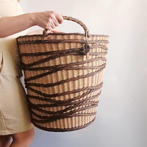 Large Round Storage Basket with Handles, Scalloped Basket, Wicker Laundry Basket, Decorative Wicker Bin for Blankets, Laundry, Toys, Pillows