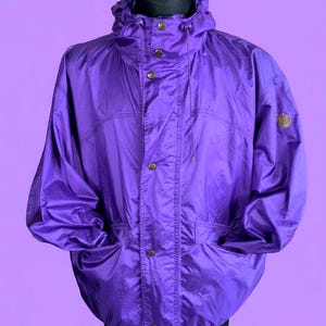 Op de afbeelding: Een set van drie keramische mokken met een gespikkelde, matte afwerking. De mokken zijn in de kleuren crème, lichtgrijs en donkergrijs. Elke mok heeft een eenvoudig, minimalistisch ontwerp en een afgeronde handgreep.