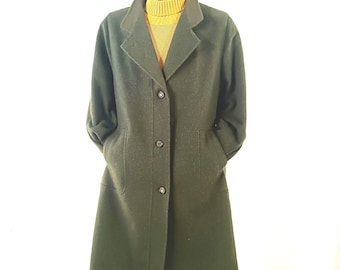 Abrigo vintage austriaco de lana Tyroler Loden en color caqui verdoso marrón, talla mediana-grande.