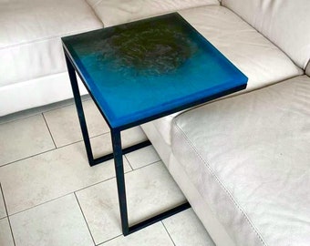 Epoxy bijzettafel in de kleur Zwart en Blauw met zwart metalen poot.