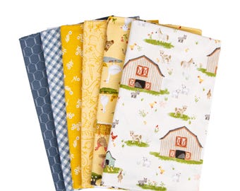 Può includere: Una collezione di sei campioni di tessuto piegati con vari motivi, tra cui una stampa a rete metallica blu scuro, un motivo a quadretti vichy blu e bianco, un giallo senape tinta unita con rametti floreali bianchi e motivi agricoli.