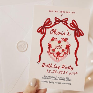 Puede incluir: Una invitación a una fiesta de cumpleaños roja y blanca con una ilustración de pastel de fresa. La invitación dice "Estás invitado a la fiesta de cumpleaños de Olivia, 30 años, el 12.20.2024 a las 5 pm" e incluye la dirección y la información de RSVP.