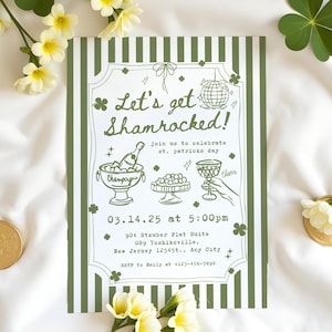 Op de afbeelding: Een groene en witte gestreepte uitnodigingskaart met een klavertjevier-ontwerp en de tekst "Let's get Shamrocked!"  Doe mee om St. Patrick's Day te vieren. 03.14.25 om 17:00 uur. 904 Steuber Flat Suite 089 Yoshikoville, New Jersey 12345t.. Any City RSVP naar Emily op +123-456-7890