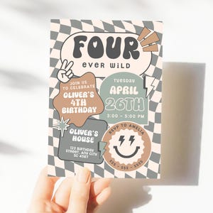 Pode incluir: Um cartão de convite em estilo retrô com o texto "FOUR ever wild" e detalhes para o 4º aniversário de Oliver. O design inclui um sinal de paz, raios e um smiley. O convite é segurado por uma mão.