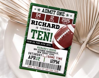 Puede incluir: Una invitación con temática de fútbol americano con un borde verde y un gráfico de fútbol. La invitación dice "ADMIT ONE" y anuncia "¡RICHARD CUMPLE DIEZ!" con detalles del evento. El diseño incluye un código de barras e información de RSVP.