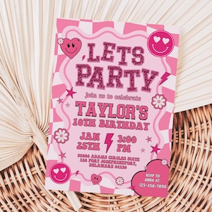Invitación de cumpleaños con diseño de emoticonos preppy, con parche de lentejuelas y letras para fiesta de cumpleaños de niña, invitación retro rosa con parche preppy universitario