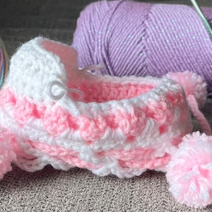 Kleines Mädchen Geldbörse Häkelmuster kleine Puppe Korb Rosa Spielzeug für Mädchen Wiege für Babypuppe machen in einem Abend verwenden Altgarn