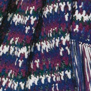 Puede incluir: Una bufanda de ganchillo colorida con flecos. La bufanda está hecha con una variedad de tonos de azul, morado, verde y blanco.
