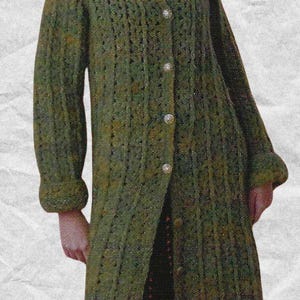 Puede incluir: Abrigo largo de ganchillo verde oliva con cuello y tres botones. El abrigo tiene mangas largas con puños enrollados. La longitud del abrigo es de aproximadamente 127 cm.