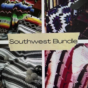 Op de afbeelding: Een verzameling van vier gehaakte dekens in een Southwest-thema. De dekens hebben verschillende patronen en kleuren, waaronder zwart, wit, rood, roze en paars. De dekens zijn gerangschikt in een collage-indeling met de tekst "Southwest Bundle" in het midden.