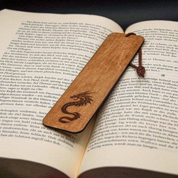 Personalisiertes Lesezeichen aus Holz für Bücherwürmer, Ideal als Geschenk für Männer, Drachenmotiv, Lasergraviert