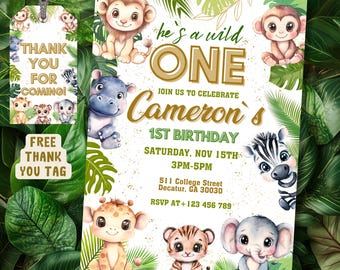 Könnte beinhalten: Eine Geburtstagseinladung zum Thema Dschungel mit dem Text "He's a wild ONE" und "Cameron's 1st Birthday". Die Einladung zeigt Illustrationen von niedlichen Dschungeltieren, darunter ein Löwe, ein Affe, ein Nilpferd, ein Zebra, eine Giraffe, ein Tiger und ein Elefant. Ein passendes Dankeschild ist ebenfalls enthalten.