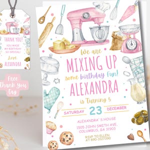Könnte beinhalten: Aquarell-Illustration einer Geburtstagseinladung mit Backmotiven. Mit einem rosa Mixer, Waagen und dem Text "Mixing Up some birthday fun!" und "Alexandra is Turning 5". Enthält ein Dankeschild.