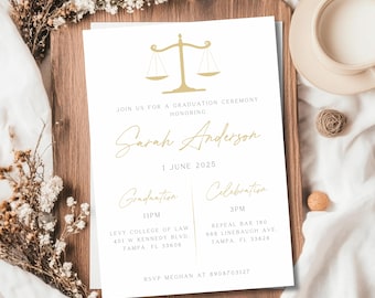Könnte beinhalten: Eine weiße Abschlussankündigung mit goldenem Text und einer Justitia-Grafik. Die Ankündigung lautet "Nehmen Sie an einer Abschlussfeier zu Ehren von Sarah Anderson teil" und enthält Datum, Uhrzeit und Ort der Abschlussfeier.