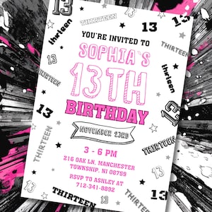 Peut inclure: Une invitation blanche avec des accents roses et noirs pour le 13e anniversaire de Sophia. L'invitation comprend le texte "You're invited to Sophia's 13th Birthday" et les détails de l'événement. Le design présente des étoiles et le chiffre 13.