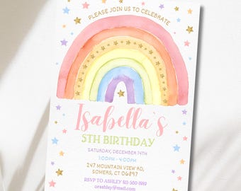 以下が含まれることがあります： パステルレインボーの誕生日招待状。テキストは「イザベラの5歳の誕生日」。水彩画の虹のデザインと金色の星、そして「お祝いにご参加ください」というテキストが特徴です。