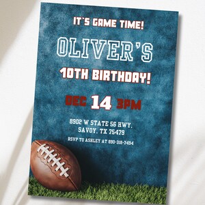 Könnte beinhalten: Eine rechteckige Geburtstagseinladungskarte mit dunkelblauem, texturiertem Hintergrund, einem braunen Football und grünem Gras. Der Text lautet: IT'S GAME TIME! OLIVER'S 10TH BIRTHDAY! DEC 14 3PM, 8902 W STATE 56 HWY, SAVOY, TX 75479, RSVP TO ASHLEY AT 890-318-7494.