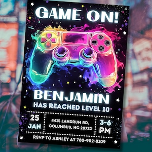 Puede incluir: Tarjeta de invitación negra con un diseño vibrante de mando de videojuegos. El texto incluye "GAME ON!" y "BENJAMIN HAS REACHED LEVEL 10°", además de la fecha, hora, dirección e información de confirmación de asistencia.