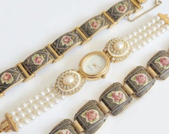 Vintage-Perlenuhr und Damastarmbänder.