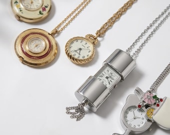 Sautoir Montre Vintage à Clapet – Pendentif Montre Secret Émaillé & Boîtier Acier – Collier Montre Médaillon Floral.