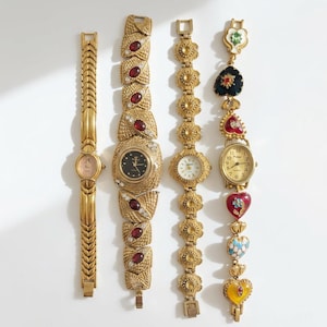 Peut inclure: Quatre montres dorées avec différents designs. L'une a un bracelet tressé et un cadran noir, une autre a un bracelet à maillons de chaîne, et la troisième a des breloques en forme de cœur. La quatrième montre a un bracelet à maillons de chaîne avec un cadran rose clair.