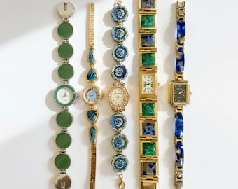 Vintage-Uhren aus Gold und Silber: Maßgefertigte Stücke aus blauem und grünem Emaille, Stein und Porzellan