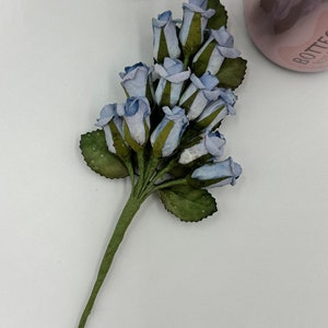 Fiori di rose (12 per mazzo) Bocciolo di rosa di carta blu pallido con foglie, mazzolino di fiori, scrapbooking di cancelleria per matrimonio cablato