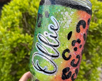 Bicchiere termico Yeti da 42 oz in resina epossidica con glitter e stampa leopardata arcobaleno.