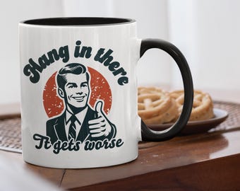 Tazza "Tieni duro, peggiora": regalo sarcastico per l'ufficio