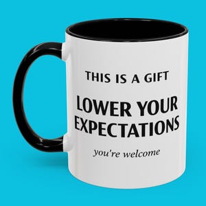 以下が含まれることがあります： 白い文字で「Welcome to our home」と書かれた素朴な木製の看板。使い古したような仕上がりで、玄関の装飾にぴったりのシンプルなデザインです。