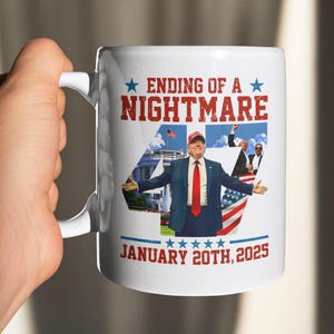 Pode incluir: Caneca de cerâmica branca com o texto "ENDING OF A NIGHTMARE" em letras vermelhas. A caneca apresenta uma imagem de um homem de terno e gravata, com a data "JANUARY 20TH, 2025" abaixo. A caneca é segurada por uma mão.