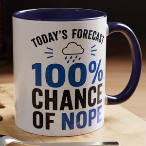 Puede incluir: Taza de cerámica blanca con interior y asa azul marino. La taza presenta el texto "TODAY'S FORECAST" sobre un gráfico de nube y lluvia, con "100% CHANCE OF NOPE" en texto azul y negro.