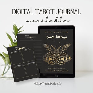 Puede incluir: Un diario de tarot digital con fondo negro y detalles dorados. La portada presenta una polilla con detalles intrincados y el texto "Tarot Journal". El diario incluye secciones para astrología semanal, lecturas de tarot y notas.
