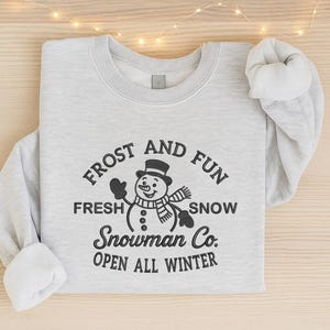 Frost und Spaß Weihnachten Sweatshirt, Gesticktes Schneemann Weihnachten Rundhalsausschnitt, Lustiges Weihnachts Sweatshirt, Gemütliches Winter Sweatshirt, Feiertags Sweatshirt