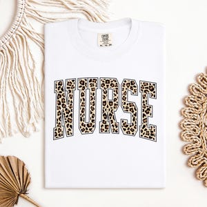 Registered Nurse Leopard bedrucktes Shirt, Comfort Colors® Leopard Nurse T-Shirt, Geschenk für die Pflegeschule, RN Shirt für Frauen, Perfektes Krankenschwester Geschenk