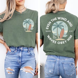 Zelfs de wind en de golven gehoorzamen hem shirt, shirt christelijk bijbelvers, comfortkleuren Faith Tee met print op de achterkant, doopcadeau, christelijk shirt
