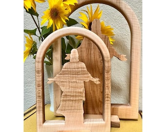 Cristo em exposição de madeira arqueada – Decoração SUD | Arte cristã para lareira | Estátua de Cristo feita à mão em bordo ou nogueira com base