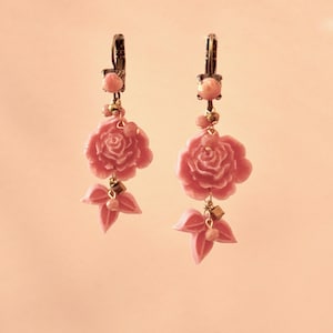 Coral-colored resin earrings with flowers and leaves: lightweight and bohemian, a romantic handmade gift for her.