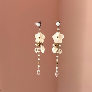 White Floral Bridal Earrings – Elegant Design with Pearls, Crystal and Leaves