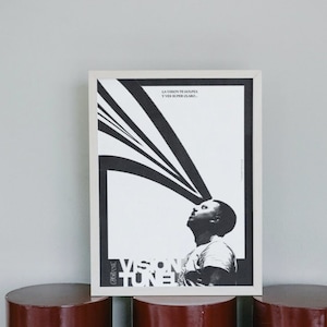 Puede incluir: Un póster en blanco y negro con un hombre mirando hacia arriba a un gráfico en blanco y negro de rayos de luz. El póster tiene el texto "VISION TUNNEL" y "CREATIVE" en la parte inferior.