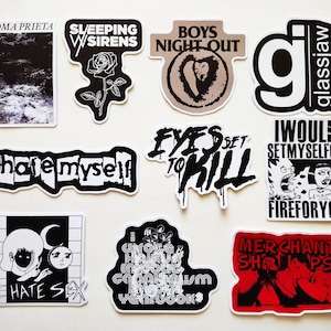 Puede incluir: Una colección de pegatinas con varios diseños y textos. Las pegatinas presentan nombres de bandas como "Loma Prieta" y "Sleeping Sirens", junto con frases como "I hate myself" y "Eyes Set to Kill". La paleta de colores es principalmente en blanco y negro, con algunos acentos rojos.