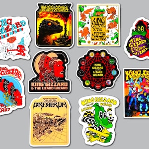 Può includere: Una collezione di dieci adesivi in vinile fustellati con varie illustrazioni grafiche colorate e il testo King Gizzard and the Lizard Wizard. I disegni includono lucertole, motivi astratti e immagini legate alla band in diversi stili artistici.