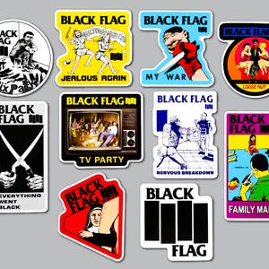 Puede incluir: Una colección de diez pegatinas de vinilo con ilustraciones de la banda Black Flag, incluyendo Six Pack, Jealous Again, My War, Loose Nut, Everything Went Black, TV Party, Nervous Breakdown, Family Man y el icónico logo de cuatro barras.