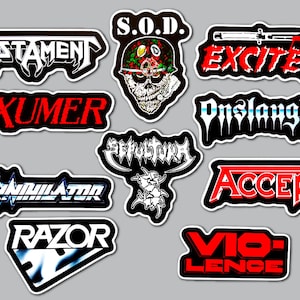 以下が含まれることがあります： Testament、迷彩ヘルメットを被ったスカルのS.O.D.、Exciter、Exumer、Onslaught、Sepultura、Annihilator、Accept、Razor、Vio-lenceといったヘヴィメタルバンドのロゴやイメージが描かれた、10枚のダイカットビニールステッカーのコレクション。