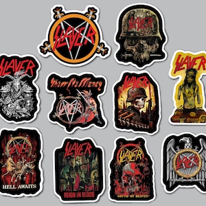 以下が含まれることがあります： Slayerのバンドロゴやアルバムアートワークが描かれた10枚のダイカットビニールステッカーセット。クラシックな五芒星のロゴ、ドクロ、軍用ヘルメット、赤、黒、黄色、白のグラフィックイラストなどが含まれています。