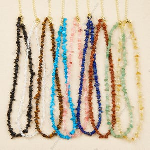 Puede incluir: Siete collares de piedras de chip en varios colores, incluyendo negro, blanco, marrón, turquesa, rosa, rojo y verde. Cada collar tiene una cadena de oro.