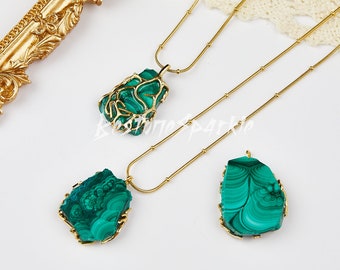 Ruwe malachiet plaat druppel hanger ketting, chakra boho stijl edelsteen gouden ketting, spirituele aarde sieraden, 24-karaats roestvrijstalen ketting