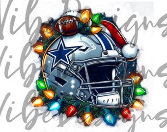 Puede incluir: Ilustración digital de un casco de fútbol con un logotipo de estrella, adornado con un gorro de Papá Noel y luces navideñas. Un balón de fútbol descansa sobre el casco. El diseño tiene un tema festivo y navideño.