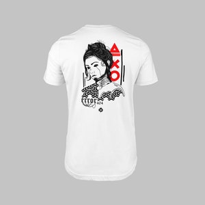 Puede incluir: Camiseta blanca con una ilustración en blanco y negro de una mujer con un patrón geométrico y el texto "error 404". La ilustración también incluye un triángulo rojo y las letras "XO" en rojo.
