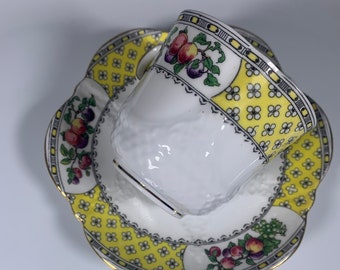 Aynsley Teetasse in Gelb mit Obstgartenfrüchten, 1940er Jahre, Vintage, Bone China England